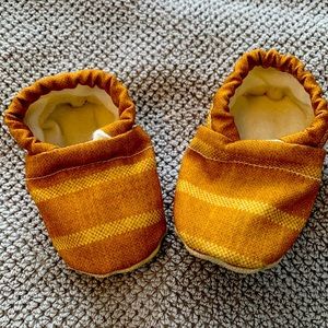 Clamfeet organic cotton baby shoes, size 0-6 months. Never worn